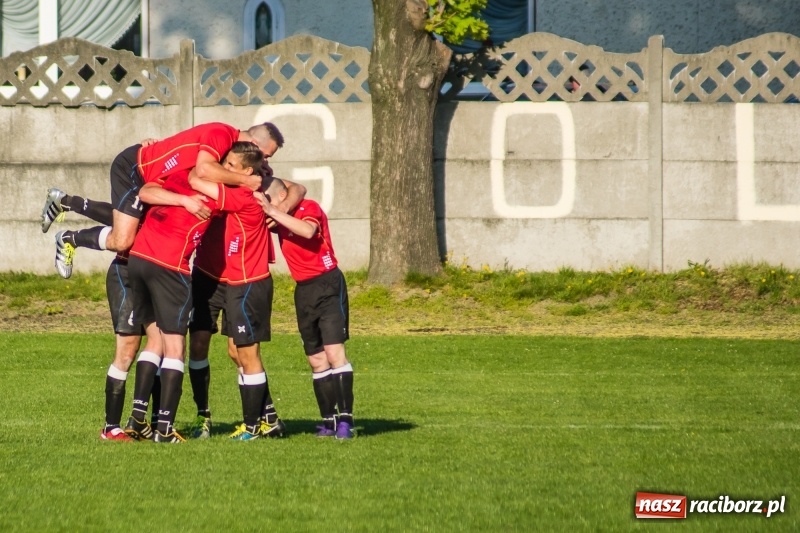 Zdjęcie w galerii na portalu naszraciborz.pl: Derby gminy. Gole Twaroga i Kowalczyka, to na Chałupki nie styka wiadomości z regionu