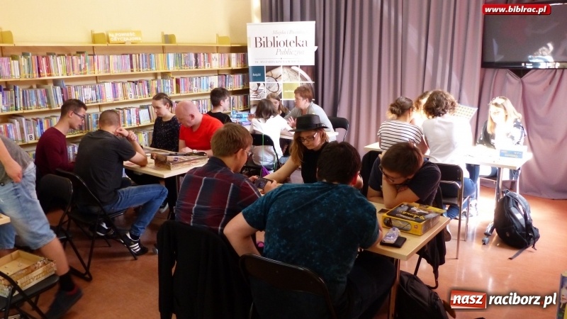 Zdjęcie w galerii na portalu naszraciborz.pl: Maraton gier planszowych w bibliotece wiadomości z regionu