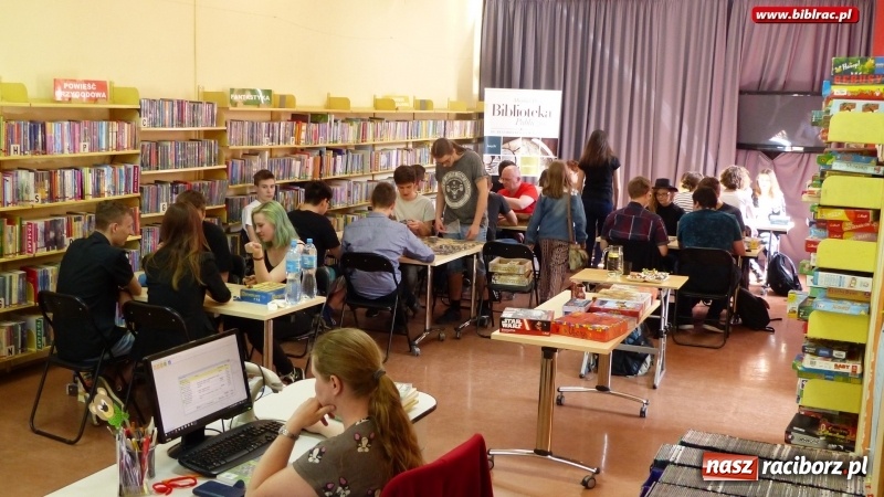 Zdjęcie w galerii na portalu naszraciborz.pl: Maraton gier planszowych w bibliotece wiadomości z regionu
