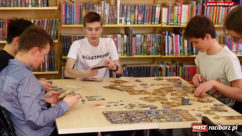 Zdjęcie w galerii na portalu naszraciborz.pl: Maraton gier planszowych w bibliotece wiadomości z regionu