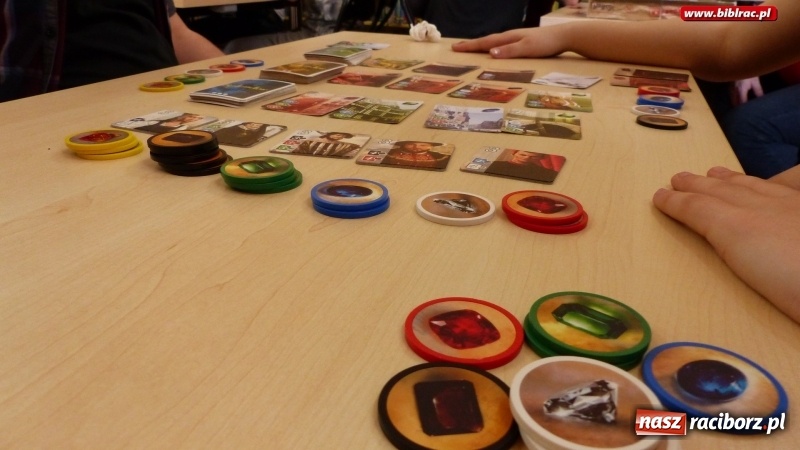 Zdjęcie w galerii na portalu naszraciborz.pl: Maraton gier planszowych w bibliotece wiadomości z regionu