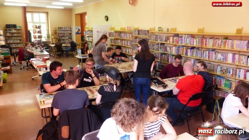 Zdjęcie w galerii na portalu naszraciborz.pl: Maraton gier planszowych w bibliotece wiadomości z regionu