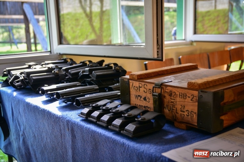 Zdjęcie w galerii na portalu naszraciborz.pl: Służba Więzienna szkoli mundurowych. Ćwiczenia w Raciborzu  wiadomości z regionu