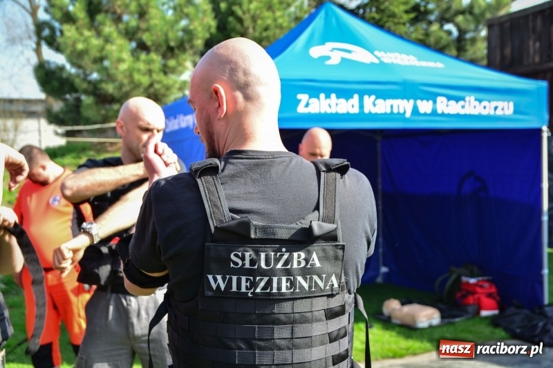 Zdjęcie w galerii na portalu naszraciborz.pl: Służba Więzienna szkoli mundurowych. Ćwiczenia w Raciborzu  wiadomości z regionu