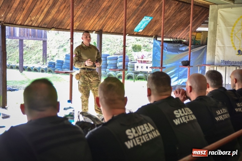 Zdjęcie w galerii na portalu naszraciborz.pl: Służba Więzienna szkoli mundurowych. Ćwiczenia w Raciborzu  wiadomości z regionu