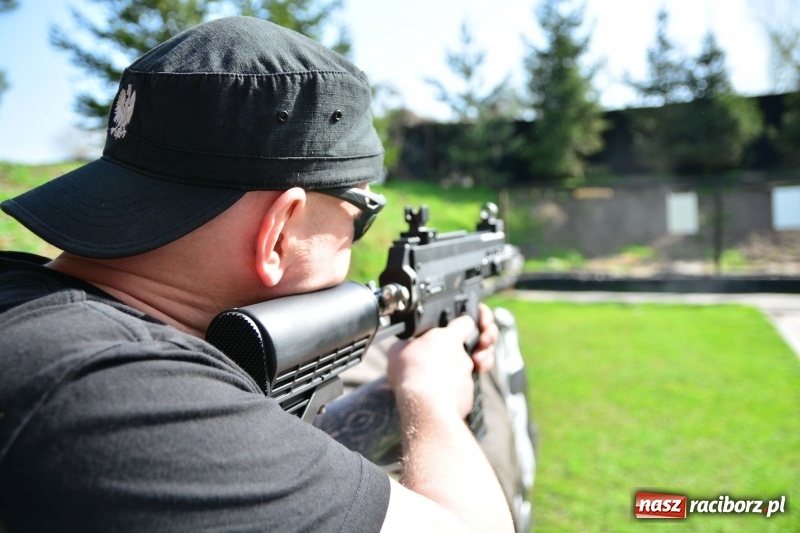 Zdjęcie w galerii na portalu naszraciborz.pl: Służba Więzienna szkoli mundurowych. Ćwiczenia w Raciborzu  wiadomości z regionu