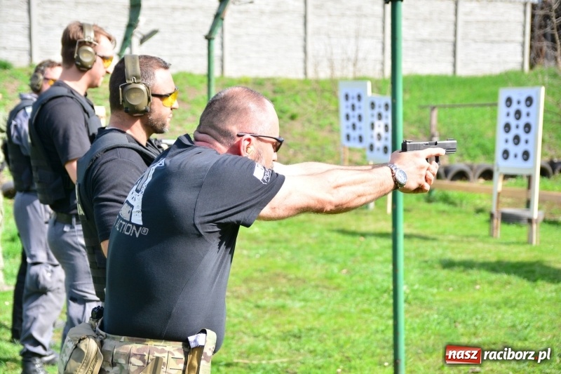 Zdjęcie w galerii na portalu naszraciborz.pl: Służba Więzienna szkoli mundurowych. Ćwiczenia w Raciborzu  wiadomości z regionu