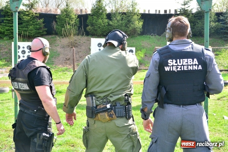 Zdjęcie w galerii na portalu naszraciborz.pl: Służba Więzienna szkoli mundurowych. Ćwiczenia w Raciborzu  wiadomości z regionu