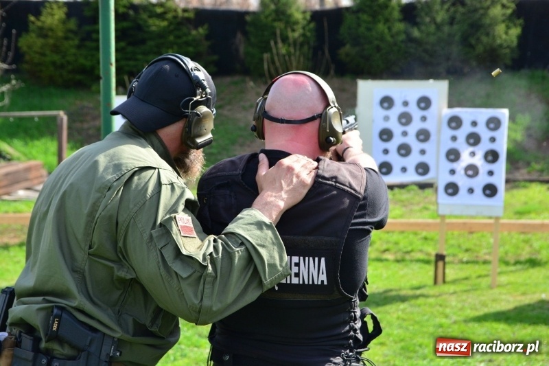 Zdjęcie w galerii na portalu naszraciborz.pl: Służba Więzienna szkoli mundurowych. Ćwiczenia w Raciborzu  wiadomości z regionu