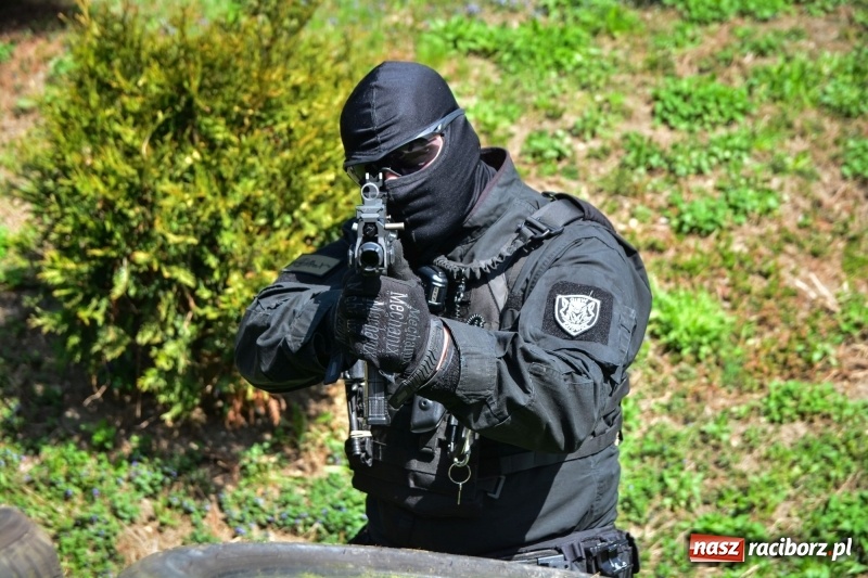 Zdjęcie w galerii na portalu naszraciborz.pl: Służba Więzienna szkoli mundurowych. Ćwiczenia w Raciborzu  wiadomości z regionu