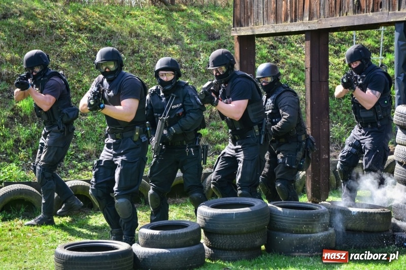 Zdjęcie w galerii na portalu naszraciborz.pl: Służba Więzienna szkoli mundurowych. Ćwiczenia w Raciborzu  wiadomości z regionu