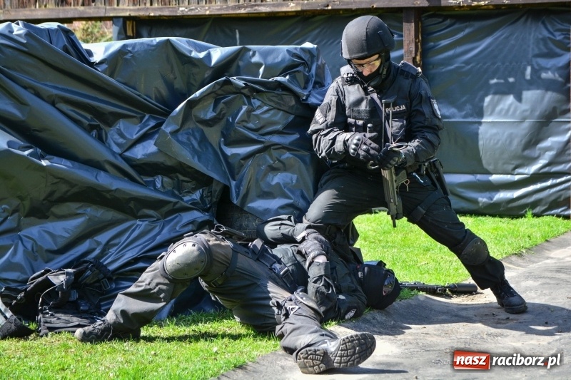 Zdjęcie w galerii na portalu naszraciborz.pl: Służba Więzienna szkoli mundurowych. Ćwiczenia w Raciborzu  wiadomości z regionu