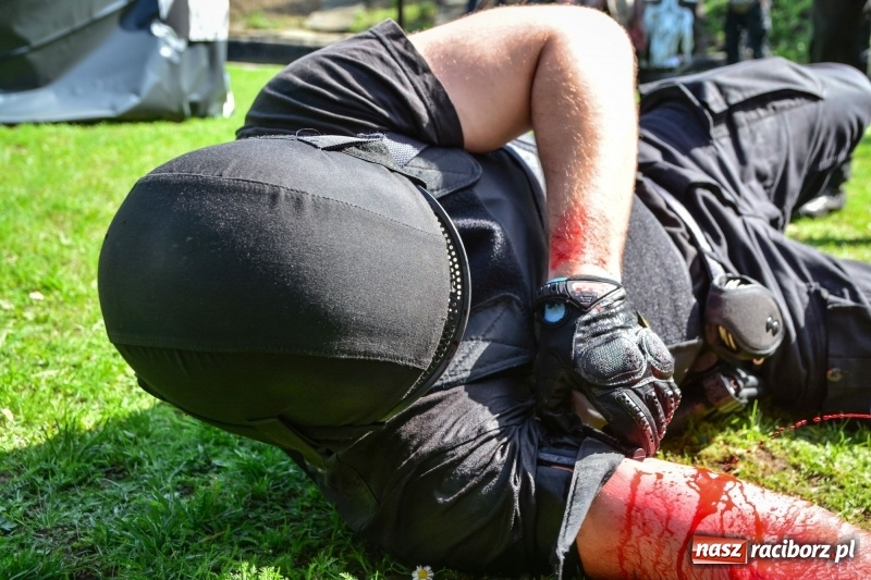 Zdjęcie w galerii na portalu naszraciborz.pl: Służba Więzienna szkoli mundurowych. Ćwiczenia w Raciborzu  wiadomości z regionu