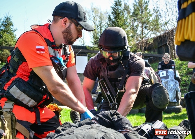 Zdjęcie w galerii na portalu naszraciborz.pl: Służba Więzienna szkoli mundurowych. Ćwiczenia w Raciborzu  wiadomości z regionu