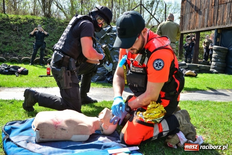 Zdjęcie w galerii na portalu naszraciborz.pl: Służba Więzienna szkoli mundurowych. Ćwiczenia w Raciborzu  wiadomości z regionu