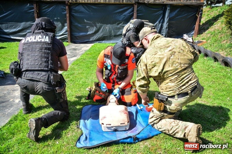 Zdjęcie w galerii na portalu naszraciborz.pl: Służba Więzienna szkoli mundurowych. Ćwiczenia w Raciborzu  wiadomości z regionu