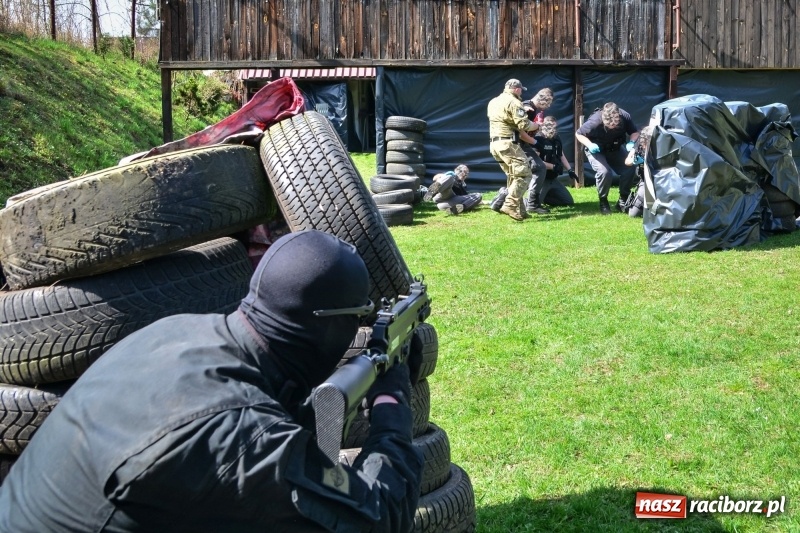 Zdjęcie w galerii na portalu naszraciborz.pl: Służba Więzienna szkoli mundurowych. Ćwiczenia w Raciborzu  wiadomości z regionu