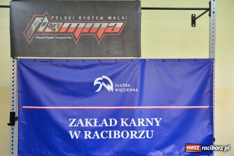 Zdjęcie w galerii na portalu naszraciborz.pl: Służba Więzienna szkoli mundurowych. Ćwiczenia w Raciborzu  wiadomości z regionu