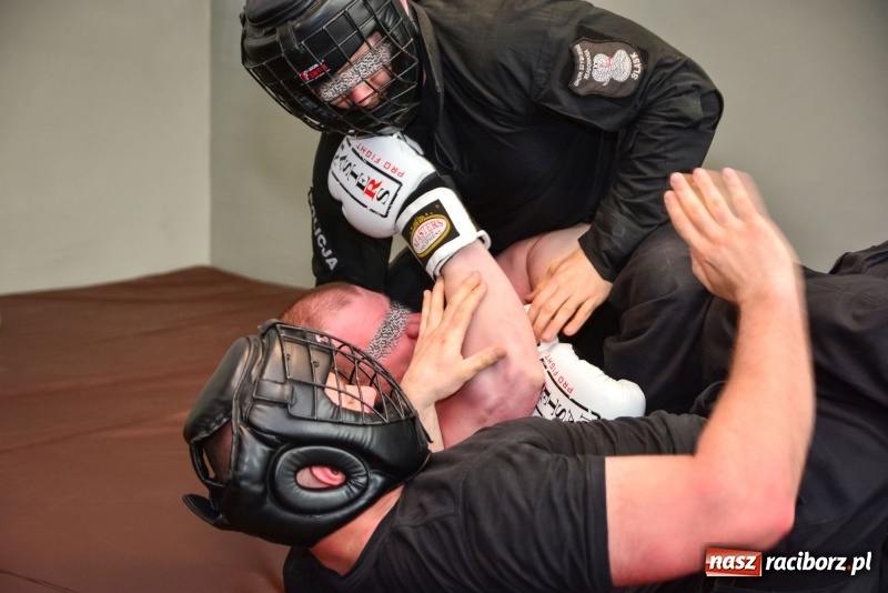 Zdjęcie w galerii na portalu naszraciborz.pl: Służba Więzienna szkoli mundurowych. Ćwiczenia w Raciborzu  wiadomości z regionu