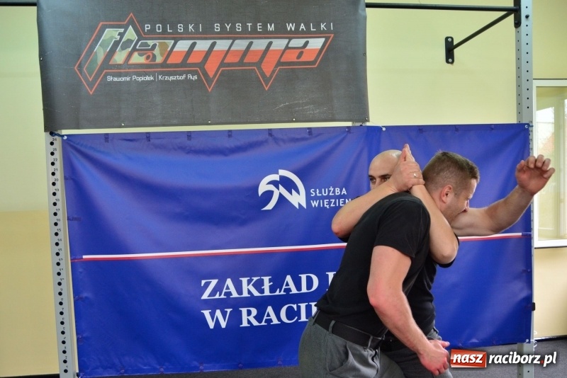 Zdjęcie w galerii na portalu naszraciborz.pl: Służba Więzienna szkoli mundurowych. Ćwiczenia w Raciborzu  wiadomości z regionu