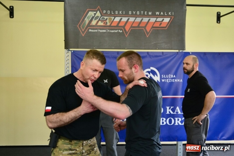 Zdjęcie w galerii na portalu naszraciborz.pl: Służba Więzienna szkoli mundurowych. Ćwiczenia w Raciborzu  wiadomości z regionu