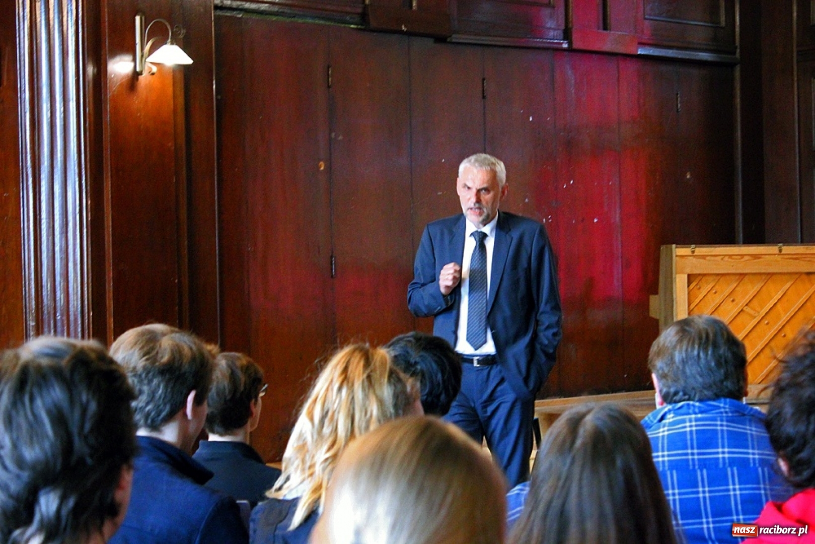 Zdjęcie w galerii na portalu naszraciborz.pl: Matematyka, Temida, I LO, czyli kolejne spotkanie z absolwentem w I LO wiadomości z regionu