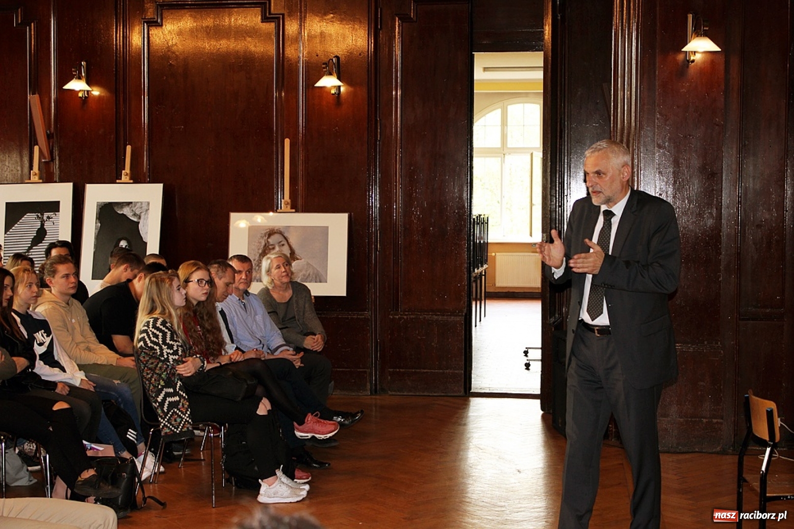 Zdjęcie w galerii na portalu naszraciborz.pl: Matematyka, Temida, I LO, czyli kolejne spotkanie z absolwentem w I LO wiadomości z regionu