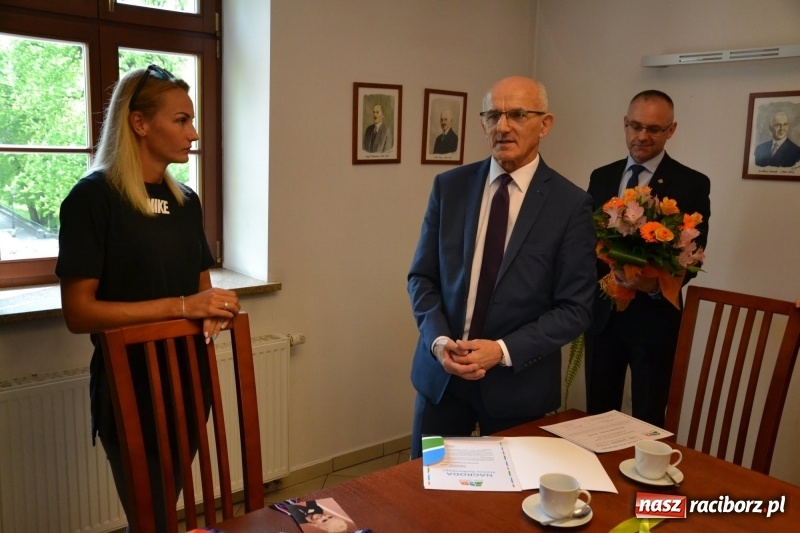 Zdjęcie w galerii na portalu naszraciborz.pl: Przez smród uczniowie nie dotarli na spotkanie z Justyną Święty-Ersetic wiadomości z regionu