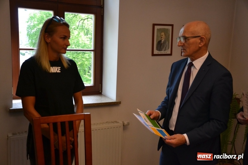 Zdjęcie w galerii na portalu naszraciborz.pl: Przez smród uczniowie nie dotarli na spotkanie z Justyną Święty-Ersetic wiadomości z regionu