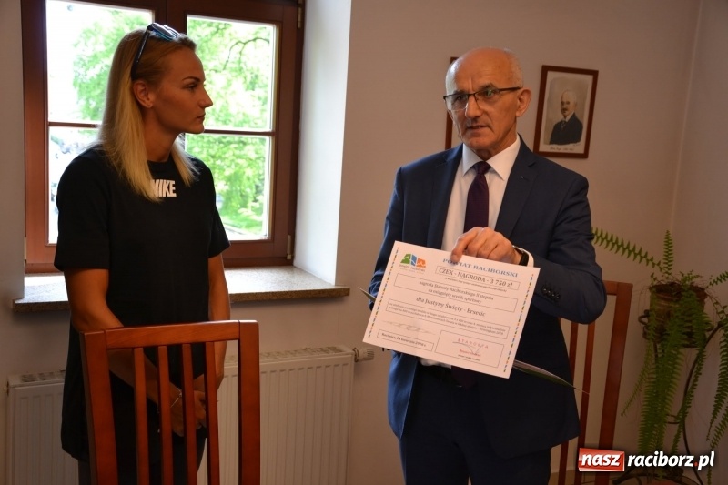 Zdjęcie w galerii na portalu naszraciborz.pl: Przez smród uczniowie nie dotarli na spotkanie z Justyną Święty-Ersetic wiadomości z regionu