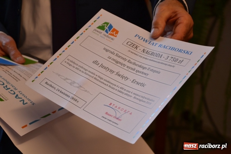 Zdjęcie w galerii na portalu naszraciborz.pl: Przez smród uczniowie nie dotarli na spotkanie z Justyną Święty-Ersetic wiadomości z regionu