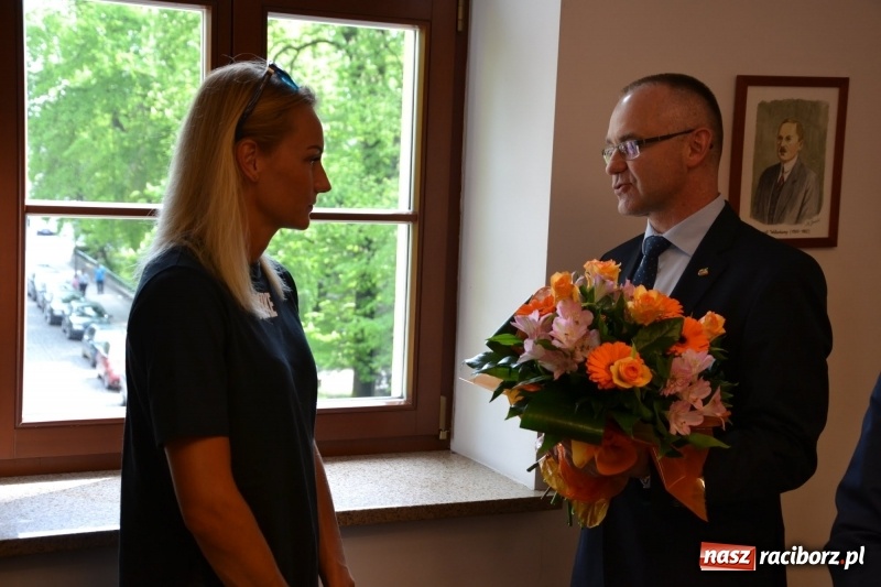 Zdjęcie w galerii na portalu naszraciborz.pl: Przez smród uczniowie nie dotarli na spotkanie z Justyną Święty-Ersetic wiadomości z regionu