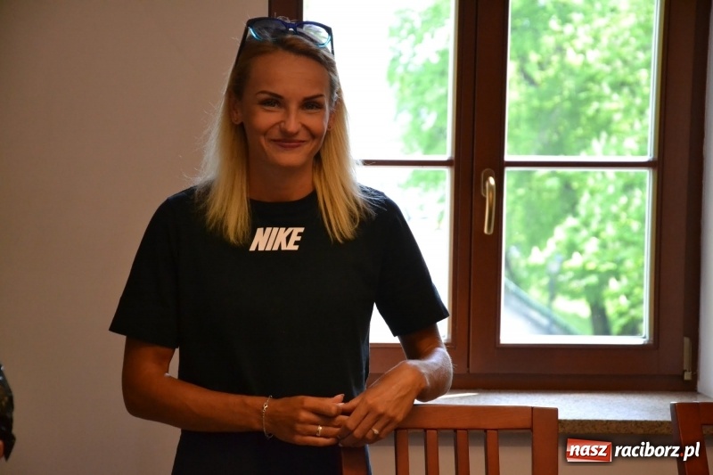 Zdjęcie w galerii na portalu naszraciborz.pl: Przez smród uczniowie nie dotarli na spotkanie z Justyną Święty-Ersetic wiadomości z regionu