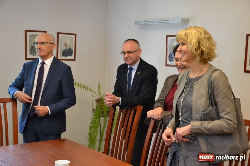 Zdjęcie w galerii na portalu naszraciborz.pl: Przez smród uczniowie nie dotarli na spotkanie z Justyną Święty-Ersetic wiadomości z regionu