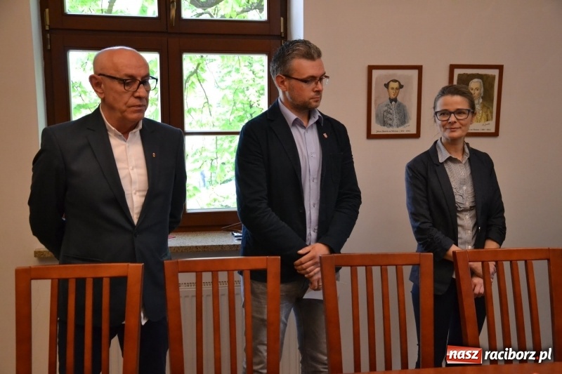 Zdjęcie w galerii na portalu naszraciborz.pl: Przez smród uczniowie nie dotarli na spotkanie z Justyną Święty-Ersetic wiadomości z regionu