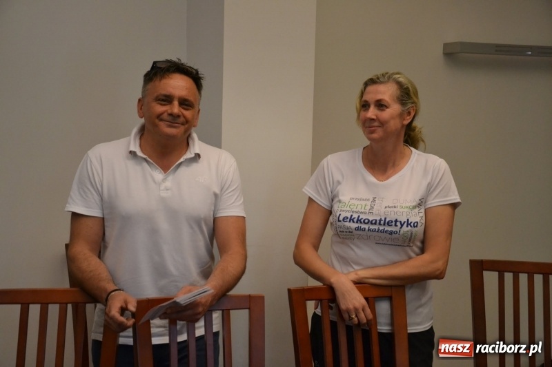 Zdjęcie w galerii na portalu naszraciborz.pl: Przez smród uczniowie nie dotarli na spotkanie z Justyną Święty-Ersetic wiadomości z regionu