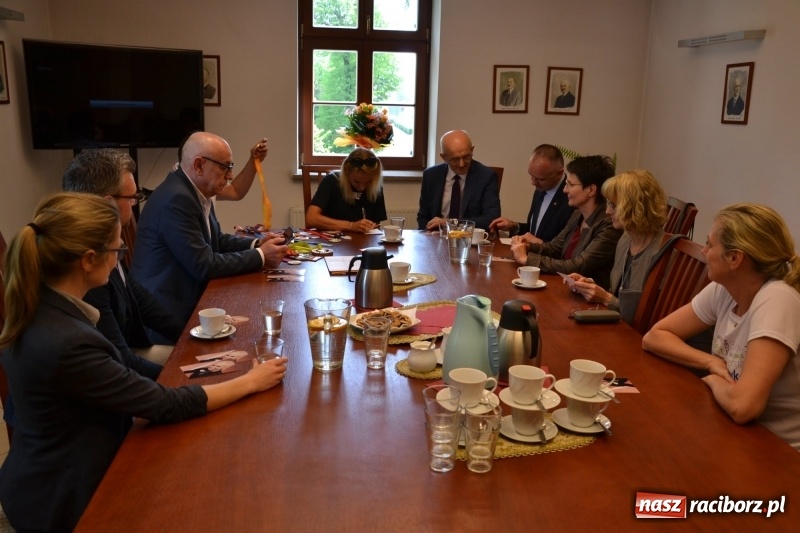 Zdjęcie w galerii na portalu naszraciborz.pl: Przez smród uczniowie nie dotarli na spotkanie z Justyną Święty-Ersetic wiadomości z regionu