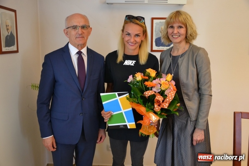 Zdjęcie w galerii na portalu naszraciborz.pl: Przez smród uczniowie nie dotarli na spotkanie z Justyną Święty-Ersetic wiadomości z regionu