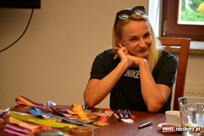 Zdjęcie w galerii na portalu naszraciborz.pl: Przez smród uczniowie nie dotarli na spotkanie z Justyną Święty-Ersetic wiadomości z regionu