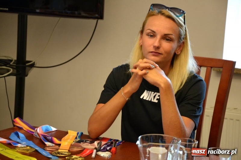 Zdjęcie w galerii na portalu naszraciborz.pl: Przez smród uczniowie nie dotarli na spotkanie z Justyną Święty-Ersetic wiadomości z regionu