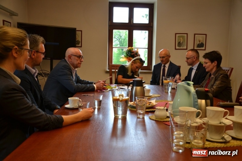 Zdjęcie w galerii na portalu naszraciborz.pl: Przez smród uczniowie nie dotarli na spotkanie z Justyną Święty-Ersetic wiadomości z regionu