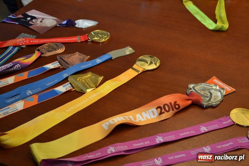 Zdjęcie w galerii na portalu naszraciborz.pl: Przez smród uczniowie nie dotarli na spotkanie z Justyną Święty-Ersetic wiadomości z regionu