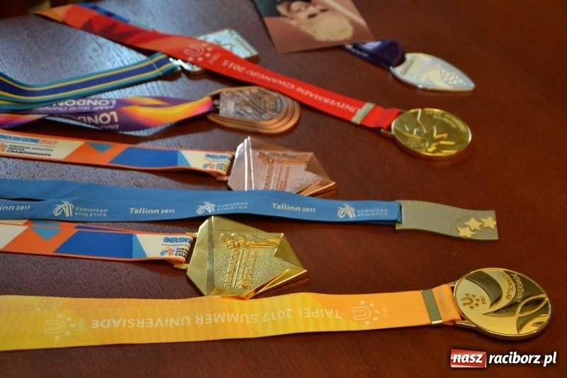 Zdjęcie w galerii na portalu naszraciborz.pl: Przez smród uczniowie nie dotarli na spotkanie z Justyną Święty-Ersetic wiadomości z regionu