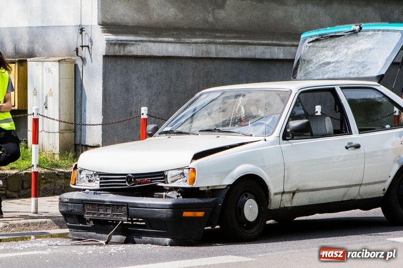 Zdjęcie w galerii na portalu naszraciborz.pl: Na wysokości Kauflandu zderzyły się golf i polo wiadomości z regionu