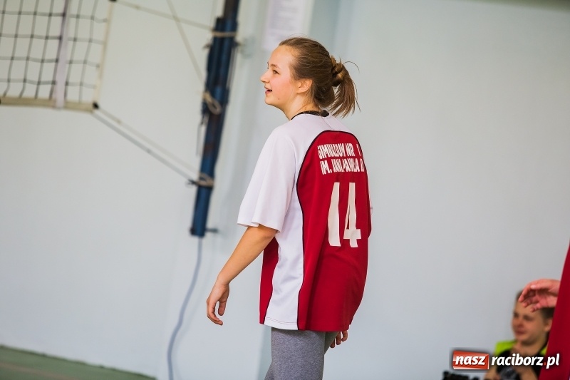 Zdjęcie w galerii na portalu naszraciborz.pl: Finał rejonowy w siatkówce dziewczyn szkół podstawowych wiadomości z regionu