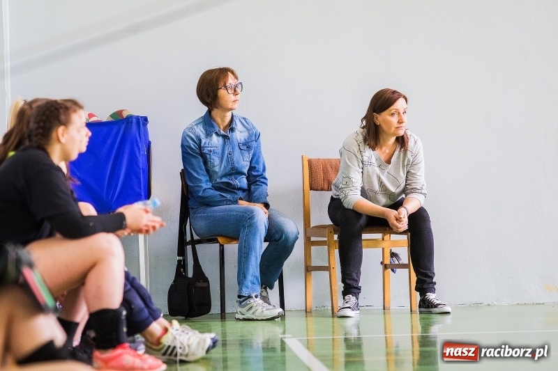 Zdjęcie w galerii na portalu naszraciborz.pl: Finał rejonowy w siatkówce dziewczyn szkół podstawowych wiadomości z regionu