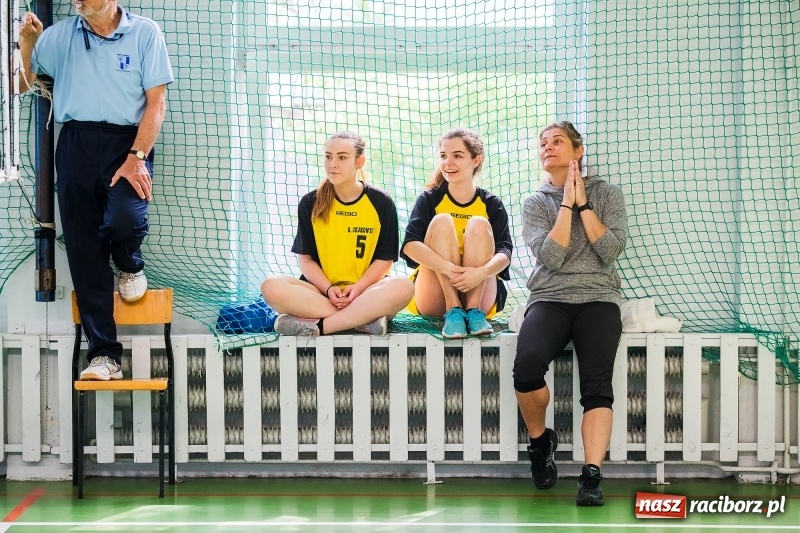 Zdjęcie w galerii na portalu naszraciborz.pl: Finał rejonowy w siatkówce dziewczyn szkół podstawowych wiadomości z regionu