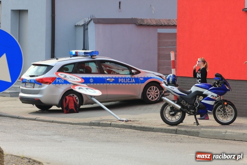 Zdjęcie w galerii na portalu naszraciborz.pl: Motocyklista wjechał w znak drogowy wiadomości z regionu