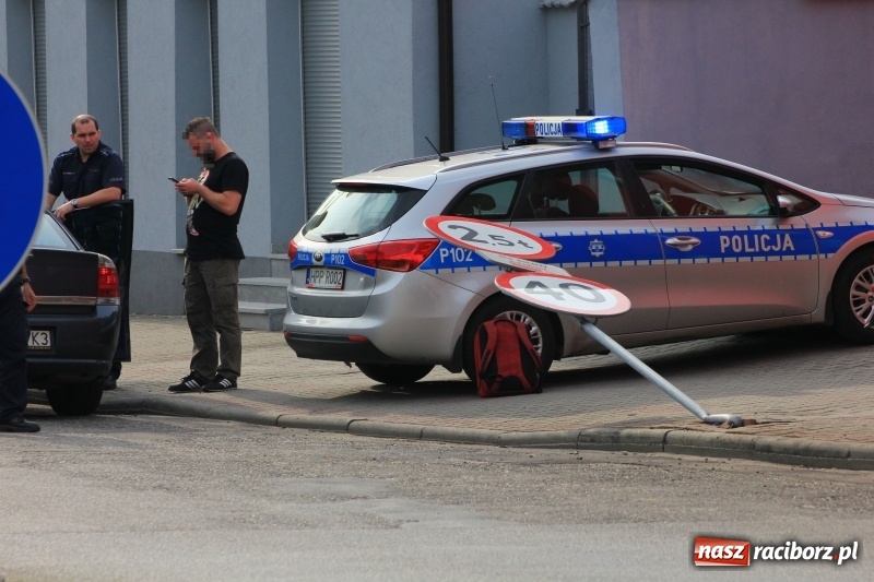 Zdjęcie w galerii na portalu naszraciborz.pl: Motocyklista wjechał w znak drogowy wiadomości z regionu