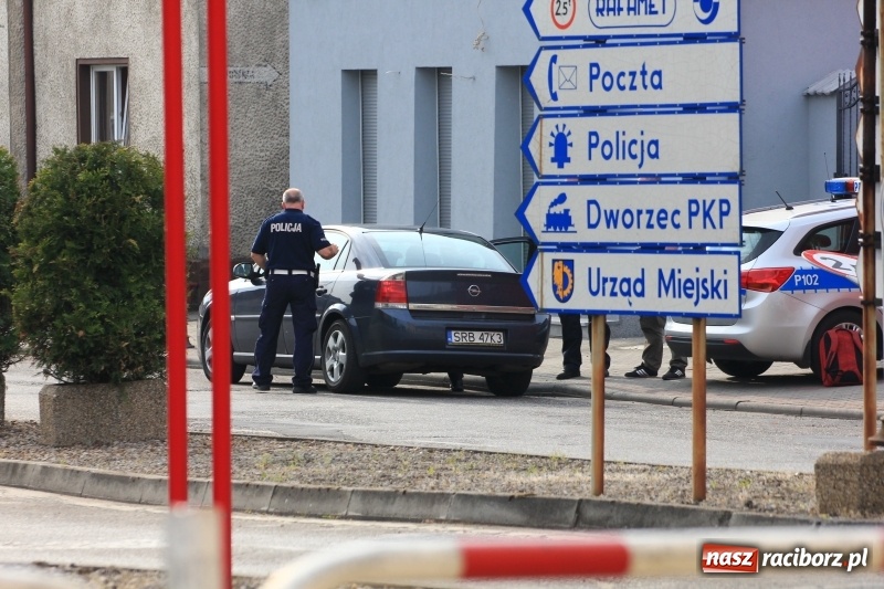 Zdjęcie w galerii na portalu naszraciborz.pl: Motocyklista wjechał w znak drogowy wiadomości z regionu